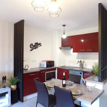 - En Rez-de-chaussee Amenage Avec Elegance - Jardin Privatif