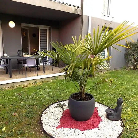 - En Rez-de-chaussee Amenage Avec Elegance - Jardin Privatif *