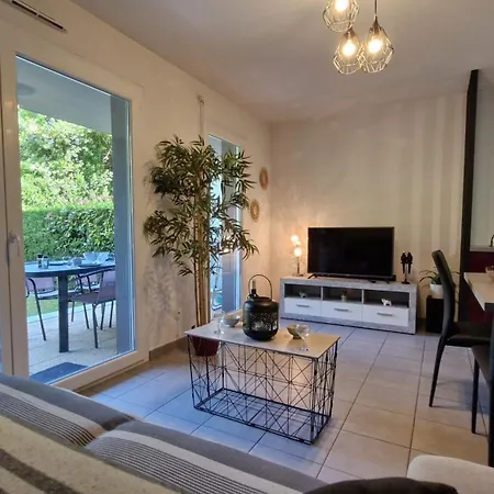 - En Rez-de-chaussee Amenage Avec Elegance - Jardin Privatif Apartment