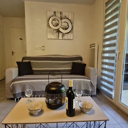 Apartament - En Rez-de-chaussee Amenage Avec Elegance - Jardin Privatif *