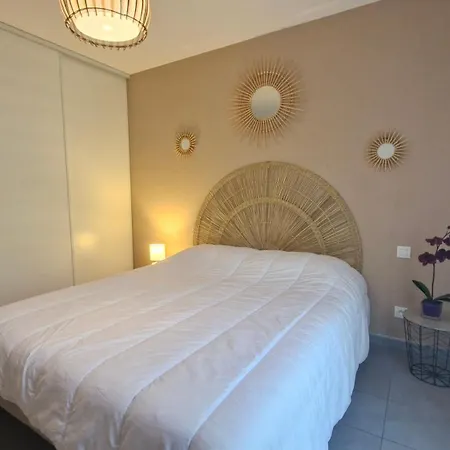 - En Rez-de-chaussee Amenage Avec Elegance - Jardin Privatif *