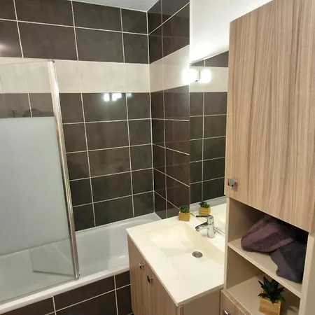 - En Rez-de-chaussee Amenage Avec Elegance - Jardin Privatif Royan