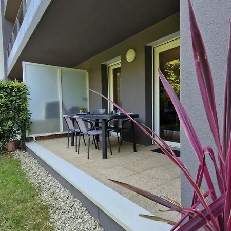 - En Rez-de-chaussee Amenage Avec Elegance - Jardin Privatif Apartment *